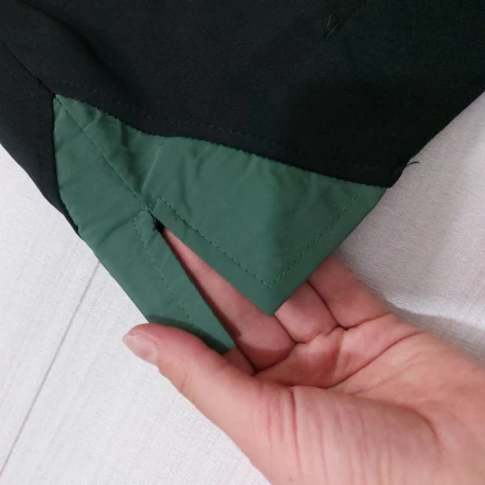 نمای نزدیک از چاک روی شلوارک غواصی ورزشی مردانه