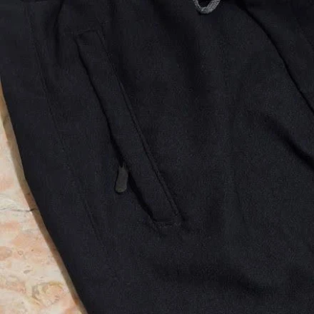 نمای نزدیک از جیب زیپ‌دار شلوار
